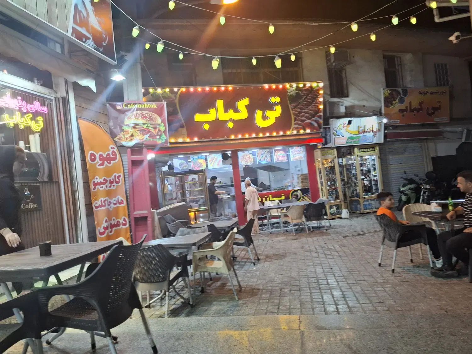 تعدادی خانم جهت تکمیل کادر آشپزخانه نیازمندیم|استخدام خدمات فروشگاه و رستوران|رشت, چله خانه|دیوار