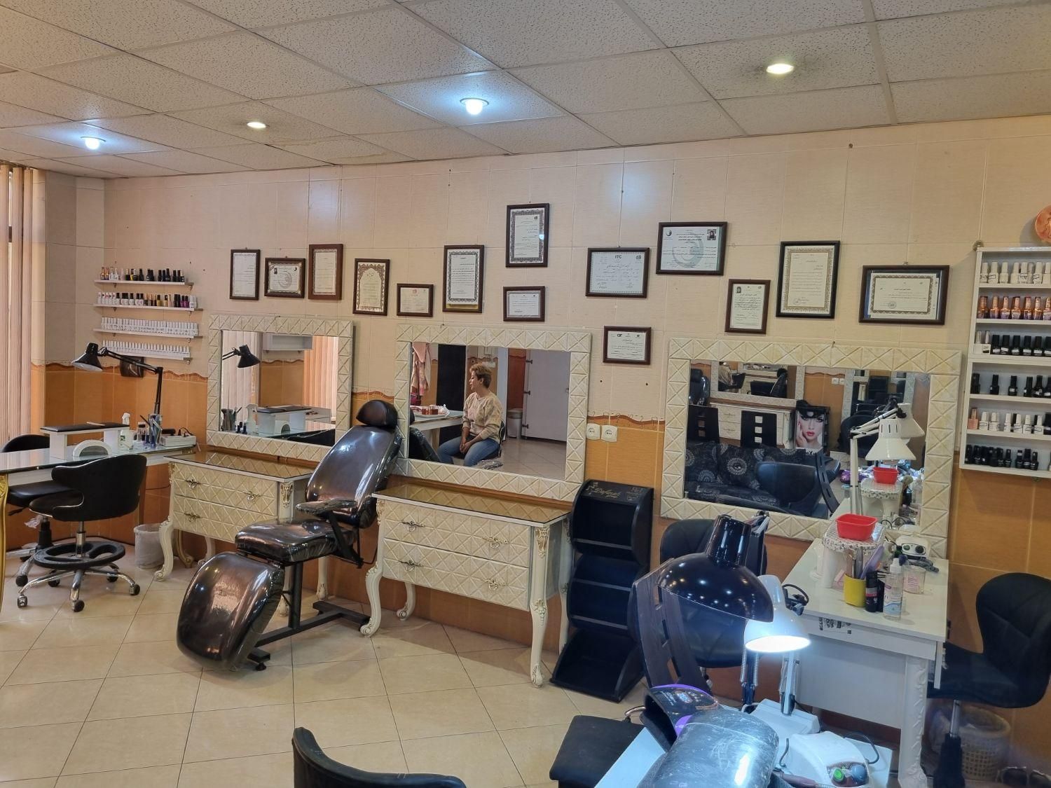 اجاره لاین ناخن و مژه فقط 1200 فقط به مدت یک هفته|اجارهٔ دفتر کار، اتاق اداری، مطب|مشهد, شهرک رازی (شهرک غرب)|دیوار