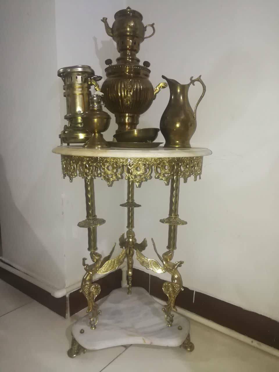 کنار سالنی (میز خاطره) وسماور برقی|میز و صندلی غذاخوری|کرج, منظریه|دیوار