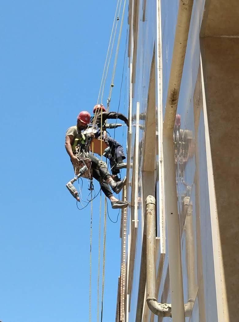 راپل کار در ارتفاع با طناب بدون داربست پیچ رولپلاک|خدمات پیشه و مهارت|تبریز, |دیوار