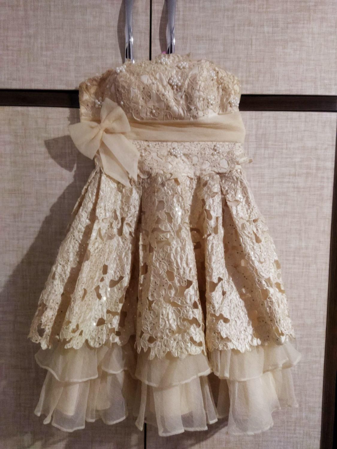 تعدادی لباس مجلسی|لباس|میانه, |دیوار