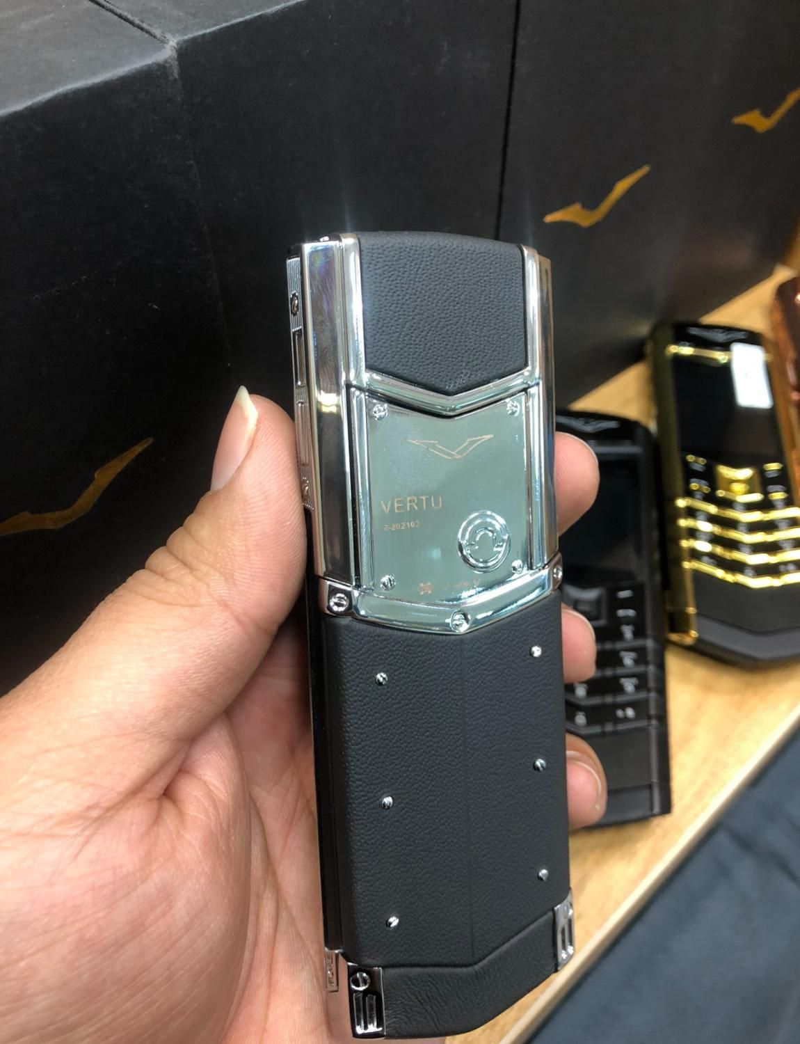 گوشی دکمه ای لوکس برند ورتو vertu آب طلا|موبایل|تهران, نیاوران|دیوار