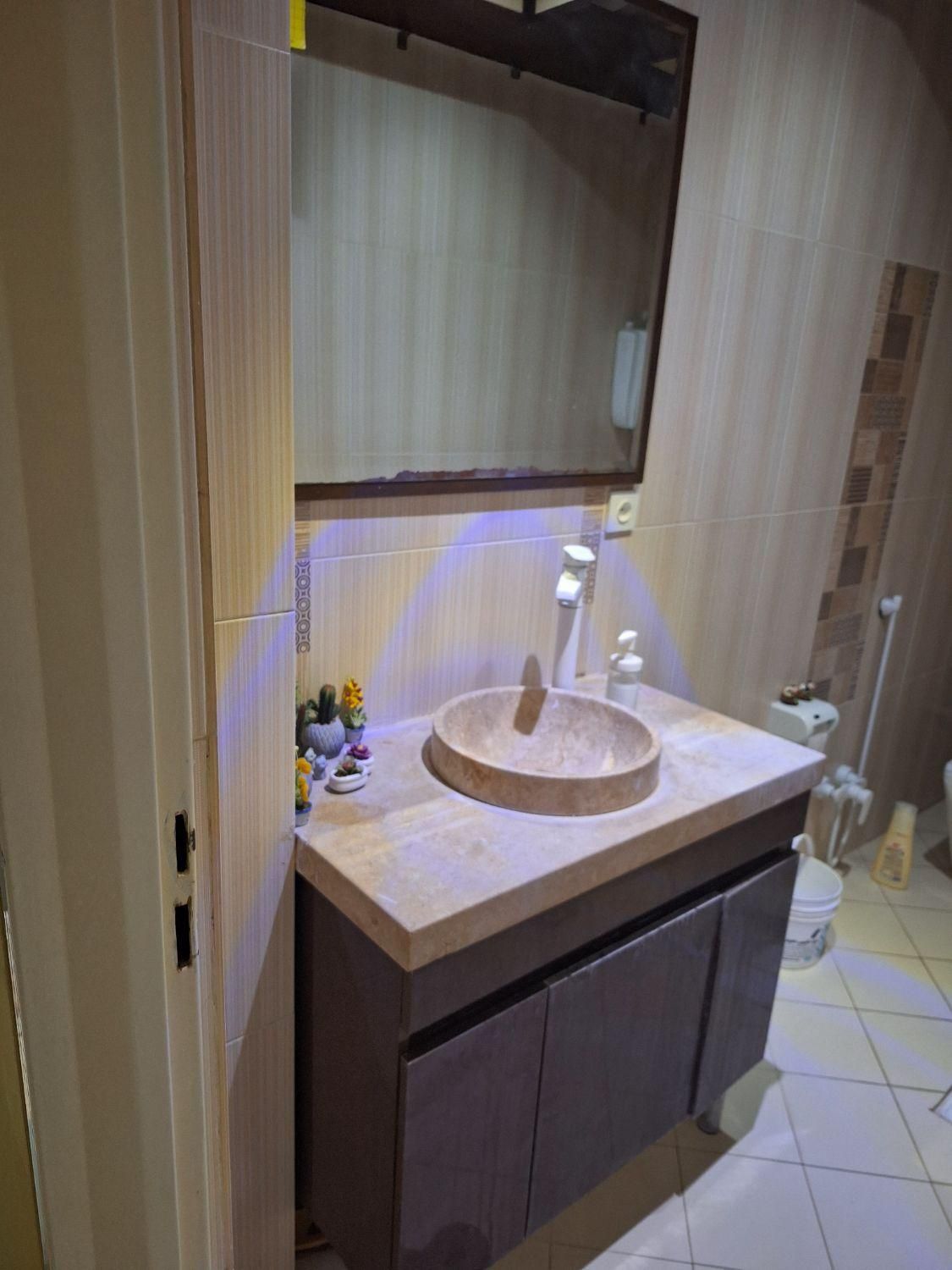 روشویی سنگی با آیینه وکابین پیویسی|لوازم سرویس بهداشتی|گرمسار, |دیوار