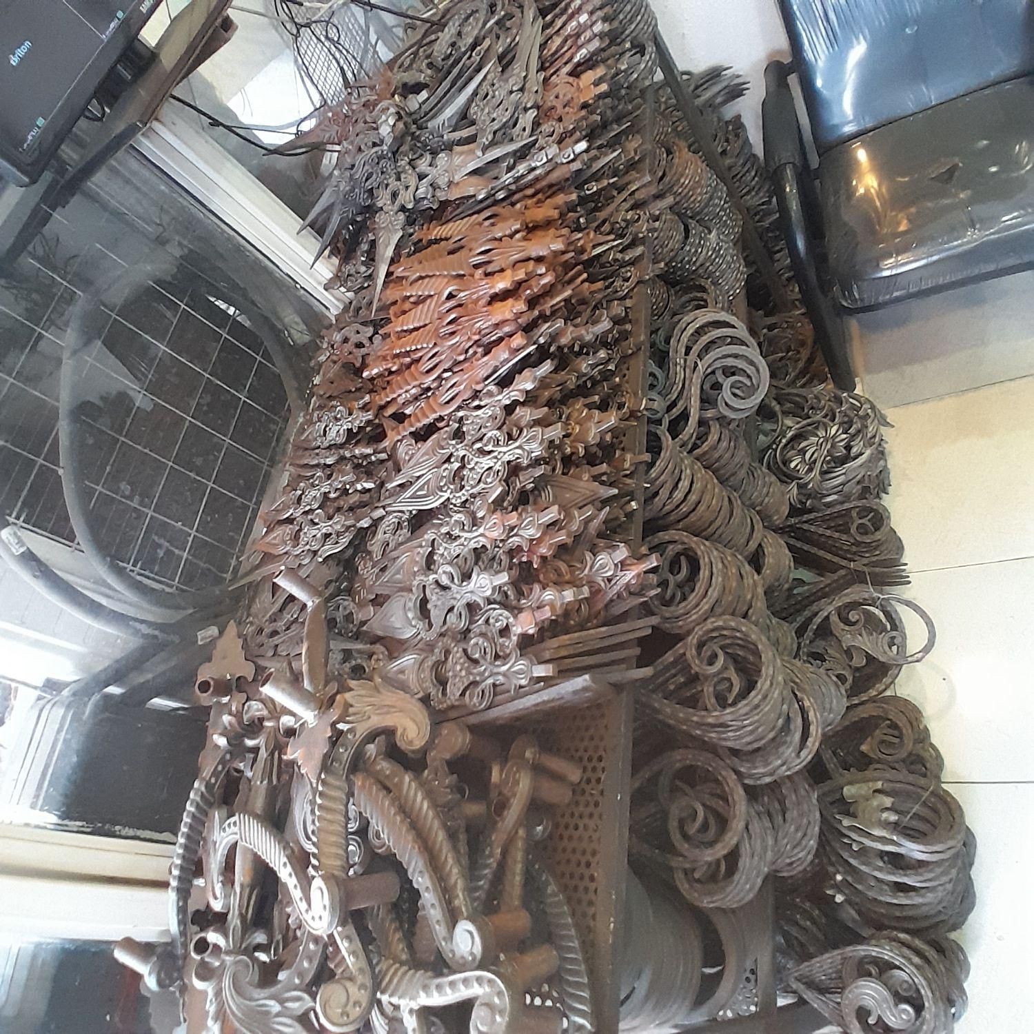 فرفورژه گلهای کادری درب اهن الات افق رشت|مصالح و تجهیزات ساختمان|رشت, فرزانه|دیوار