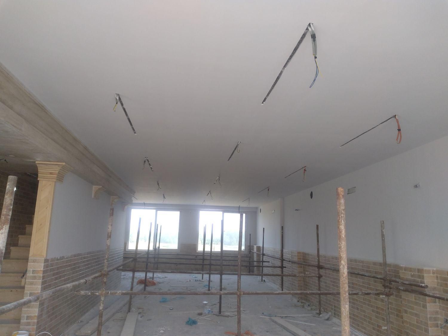 نقاش ساختمان کناف در چارچوب نرده دیوار نما|خدمات پیشه و مهارت|آستانه اشرفیه, |دیوار