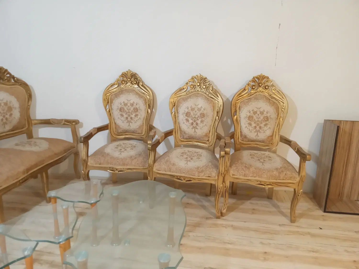یک دست مبل سلطنتی کاملا سالم ۹نفره همراه با۴ میزا|مبلمان خانگی و میز عسلی|کرمانشاه, |دیوار