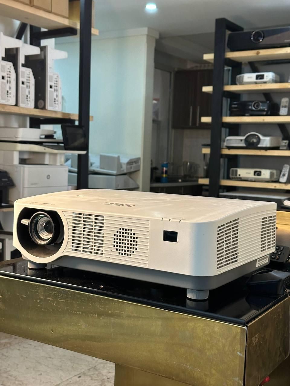 ویدئو پروژکتور Epson ۳۴۰۰ ۸۰۰۰۰ انسی لومن|تلویزیون و پروژکتور|خرم‌آباد, |دیوار