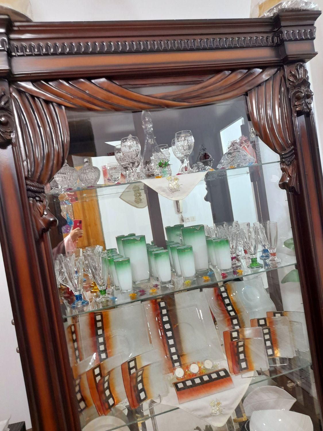 ویترین کاملا سالم وبزرگ جنس چوب وقابل رنگ|بوفه، ویترین، کنسول|اصفهان, ملک‌شهر|دیوار