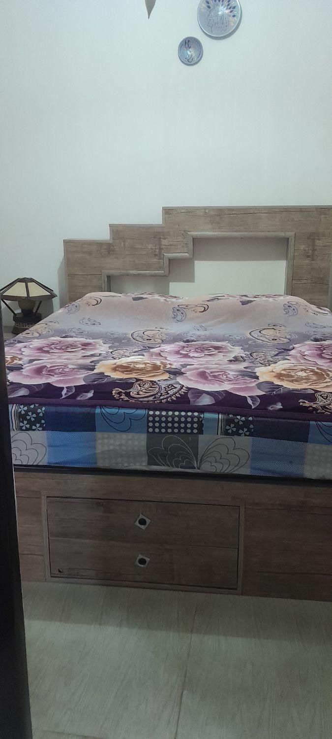 تخت دو نفره بدون توشک با دو عدد پاتختی|تخت و سرویس خواب|رشت, پیرکلاچای|دیوار