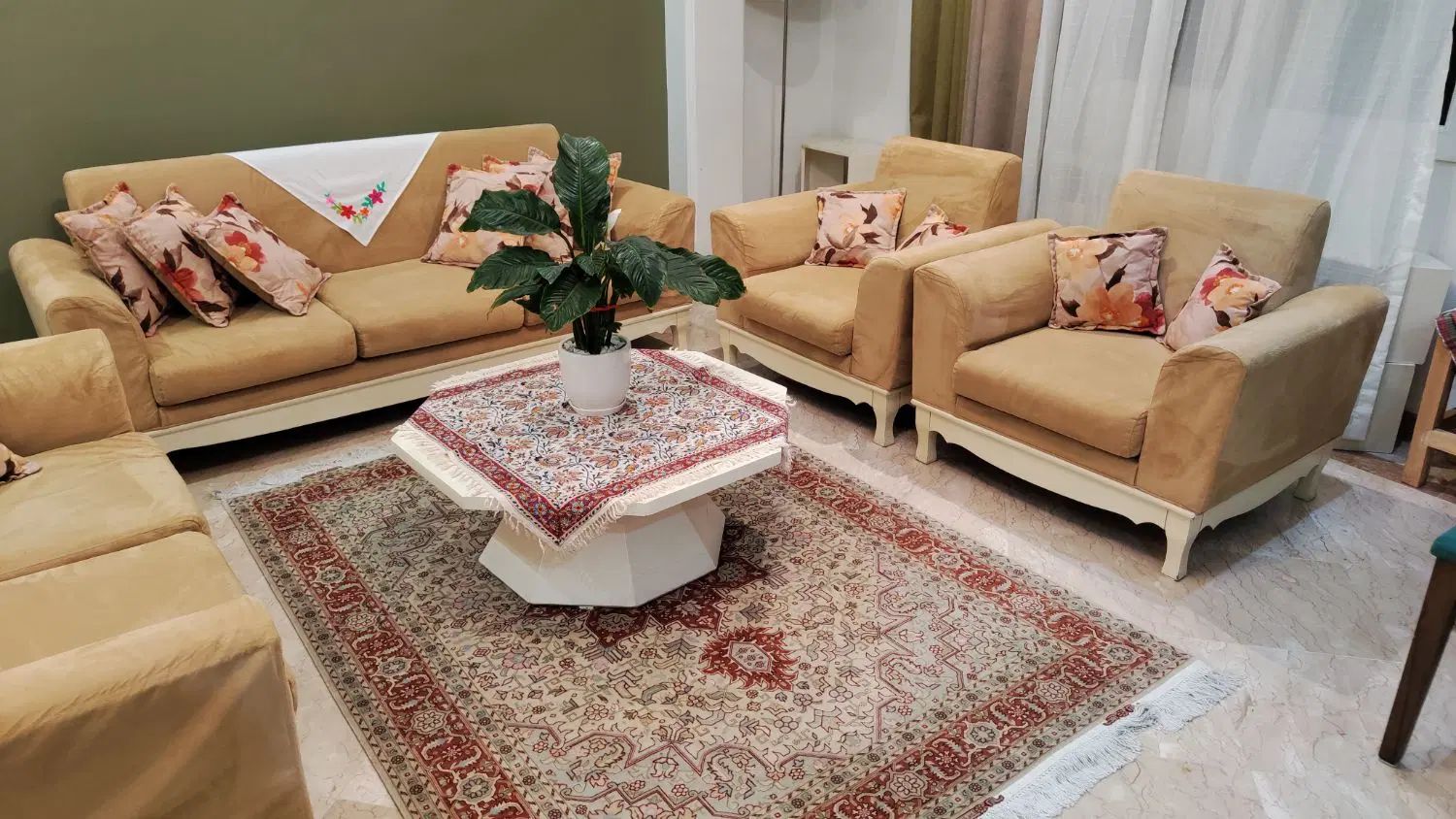 مبل راحتی ۷ نفره با کوسن و میز و عسلی|مبلمان خانگی و میز عسلی|تهران, یوسف‌آباد|دیوار