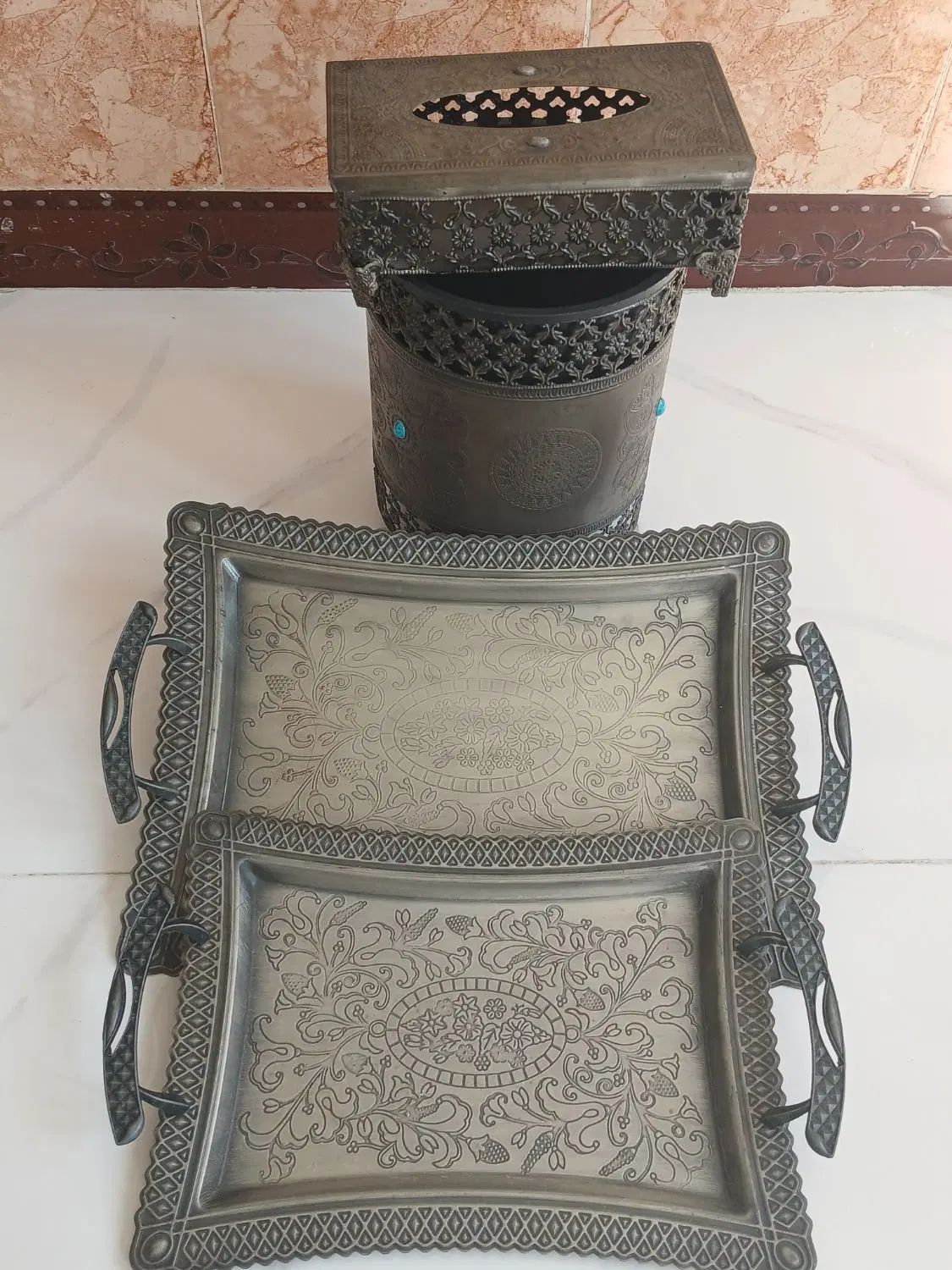 ۲ عدد سینی همراه با یک ست جای دست مال کاغذی|ظروف سرو و پذیرایی|نورآباد, |دیوار