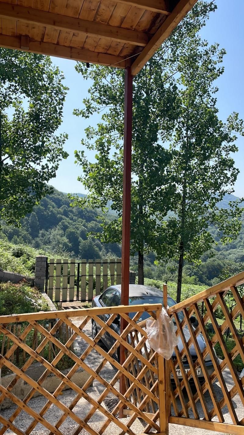 کلبه سوئدی جنگلی راشا|اجارهٔ کوتاه‌مدت ویلا و باغ|زیرآب, |دیوار