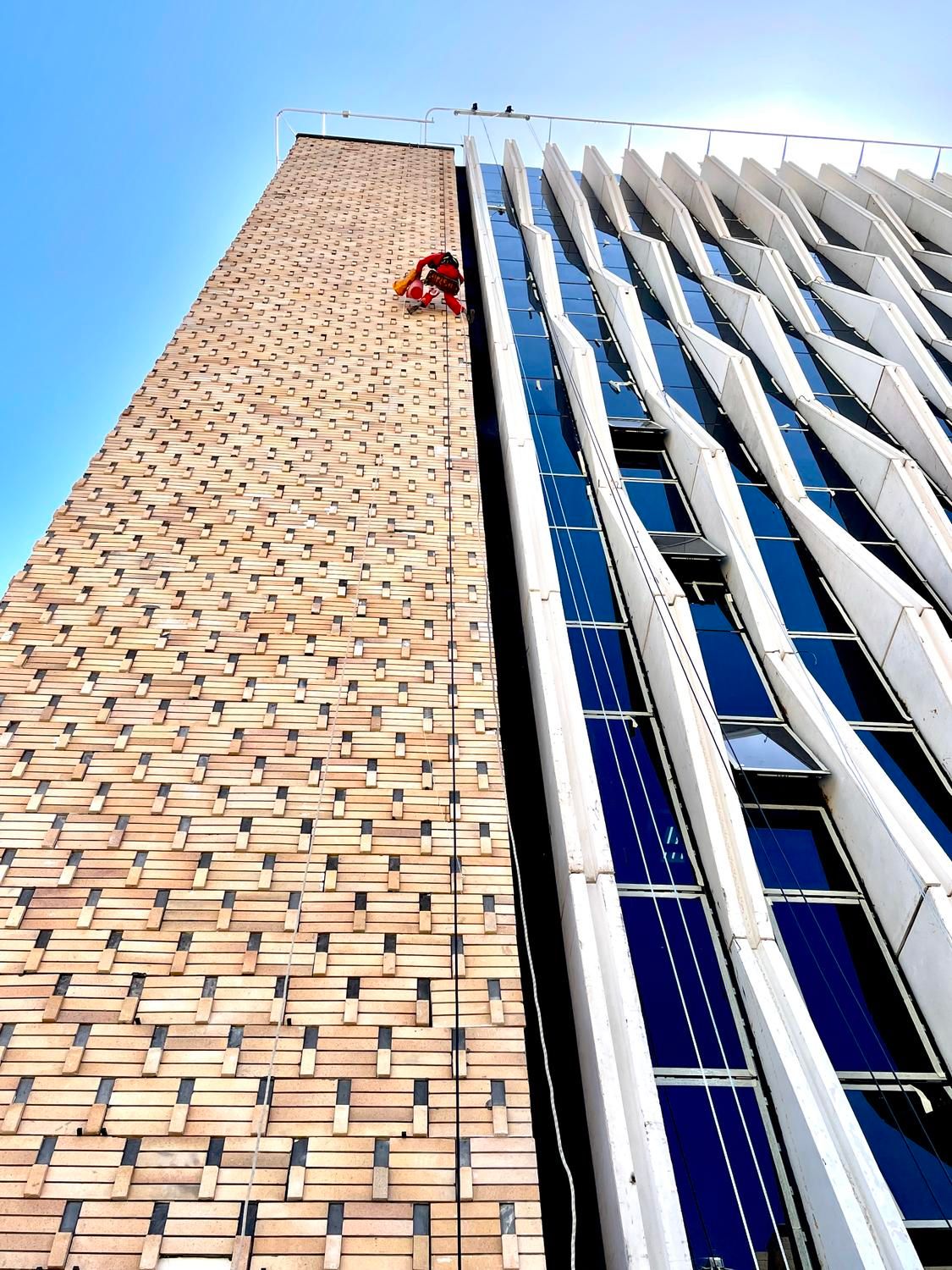 شرکت کار در ارتفاع با طناب شستشو نما پیچ رولپلاک|خدمات پیشه و مهارت|کرمان, |دیوار