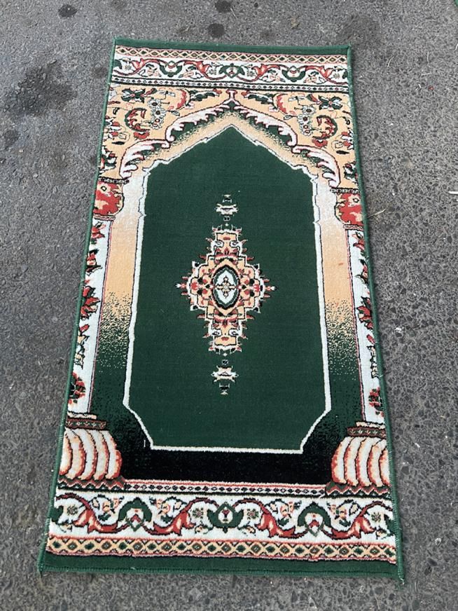 فرش سجاده ای تکی دور دوزی شده|فرش|تهران, دهکده المپیک|دیوار
