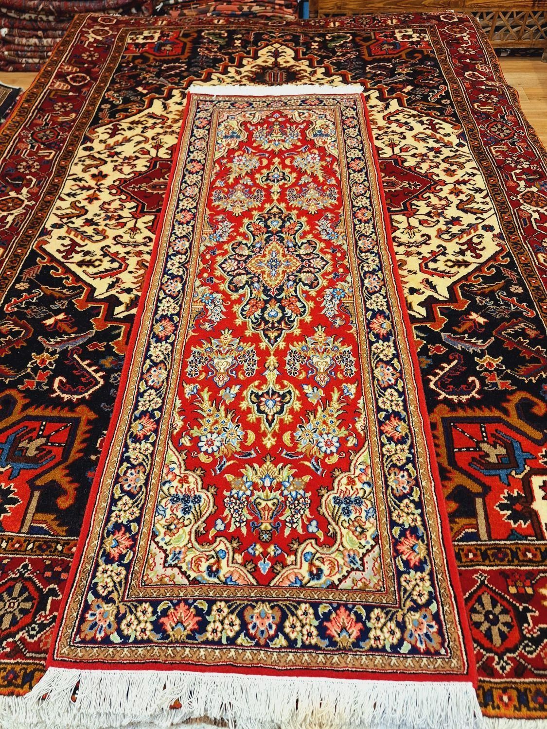 کناره دستباف قم با زمینه لاکی رنگ|فرش|تهران, اکباتان|دیوار