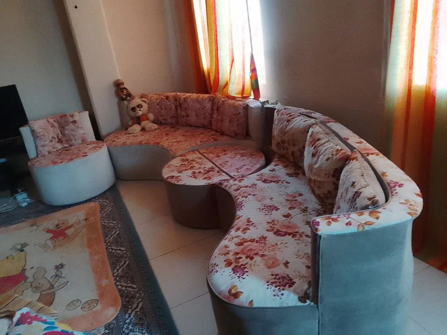مبل راحتی نیم دایره ومیزعسلی۳ماهه خریدم  تمیزسالم|مبلمان خانگی و میز عسلی|بومهن, |دیوار