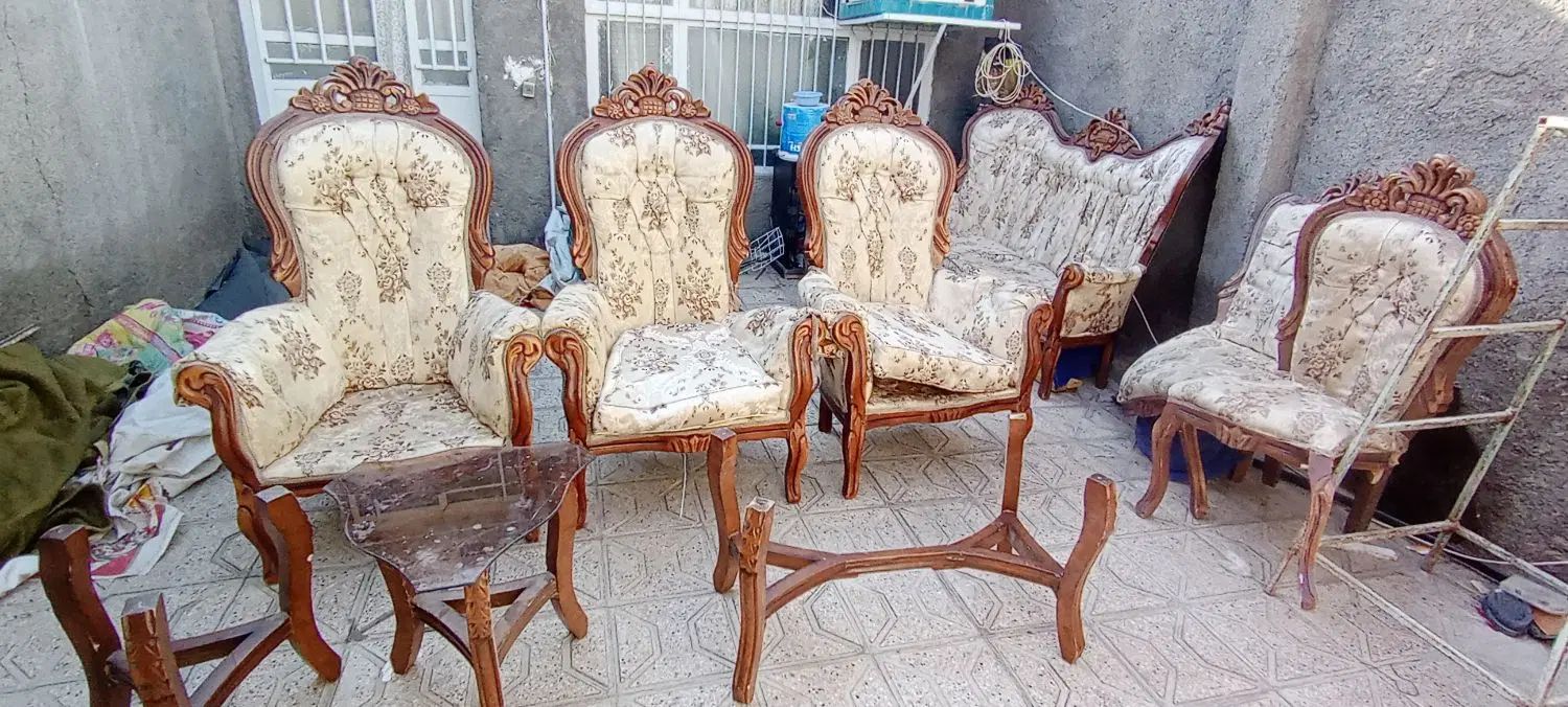 مبل سلطنتی فقط چوب رویش وپایها خرابه|مبلمان خانگی و میز عسلی|مشهد, انصار|دیوار