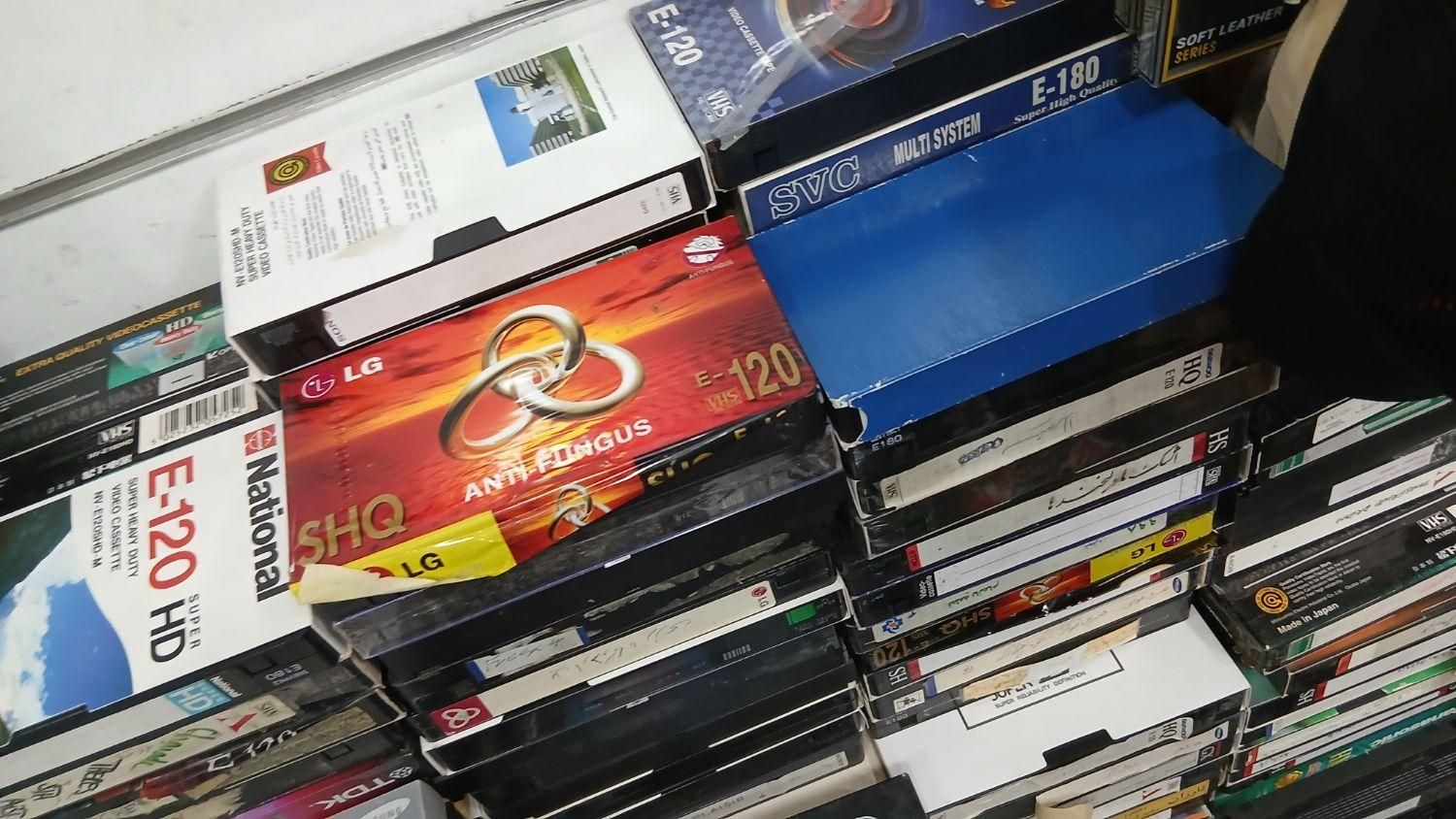فیلم VHS پرشده  ۳۰۰ عدد دونه ایی ۵تومن|فیلم و موسیقی|تهران, امیریه|دیوار