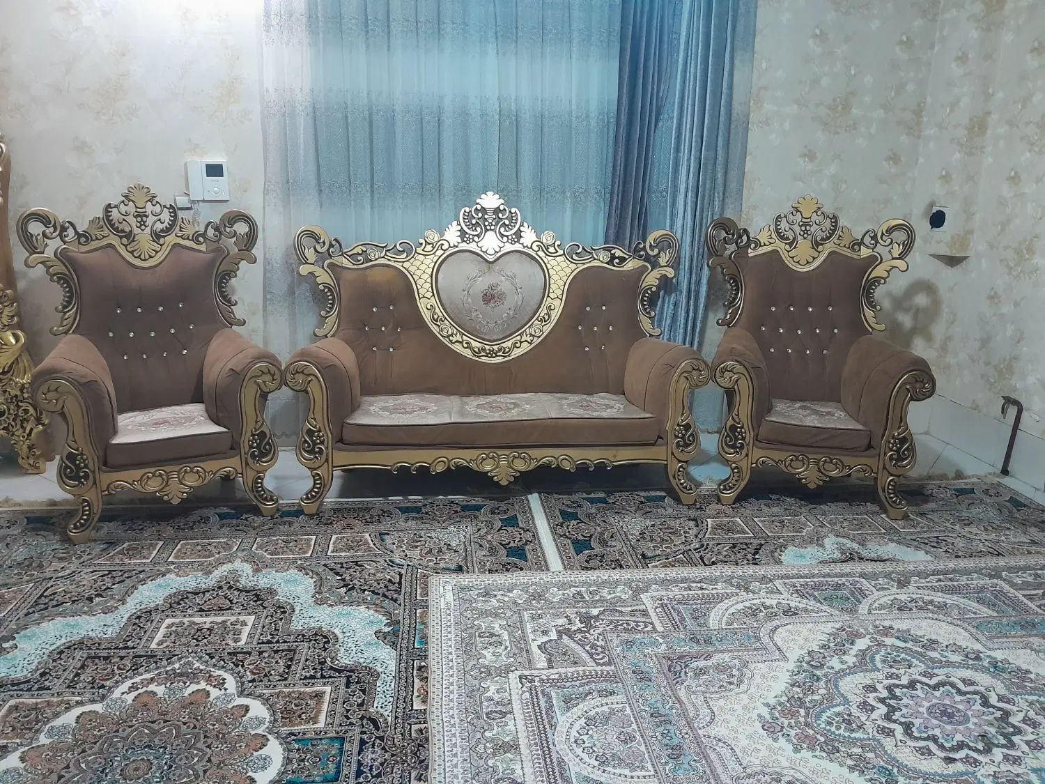 مبل کاملن نو هست چون پول لازمم میخوام بفروشم|مبلمان خانگی و میز عسلی|مشهد, مصلی (کارمندان اول)|دیوار