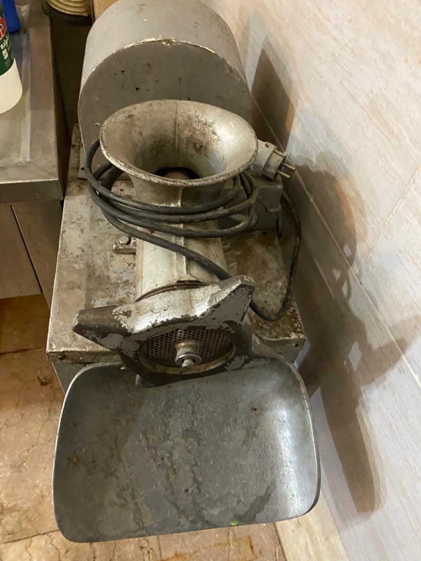 چرخ گوشت کارکرده تمام لوازم وگلویی اینا نوشده است|خردکن، آسیاب، غذاساز|تهران, خانی‌آباد|دیوار