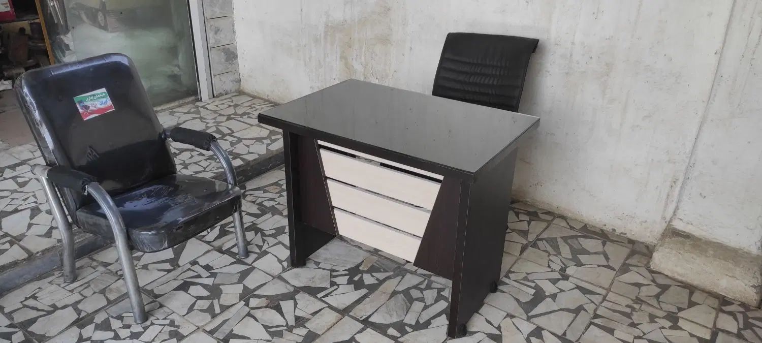 میز سایز ۱۰۰*۸۰ در حد نو بهمراه شیشه رویی|دفتر کار|بابل, |دیوار