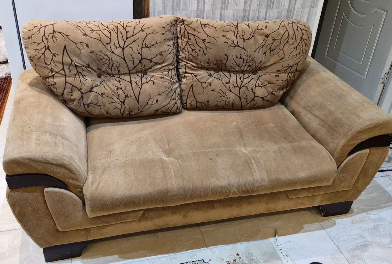 دو عدد کاناپه سه نفره و دو نفره استفاده شده.|مبلمان خانگی و میز عسلی|الوند, |دیوار