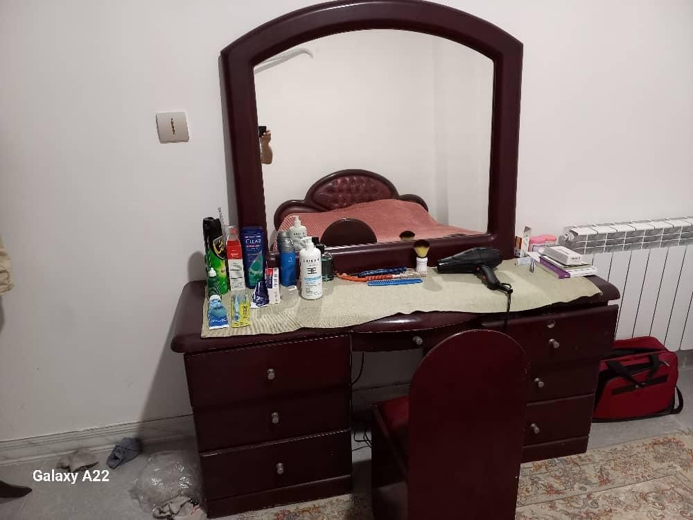 تخت خواب کینگ سایز و میز توالت|تخت و سرویس خواب|رشت, دیلمان|دیوار