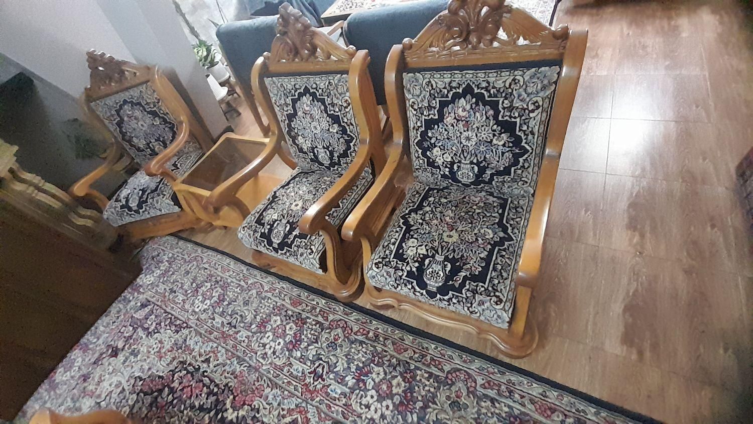 مبل قالی دستباف  با۴ عدد میز عسلی و۱ عدد میز وسط|مبلمان خانگی و میز عسلی|کرمان, |دیوار