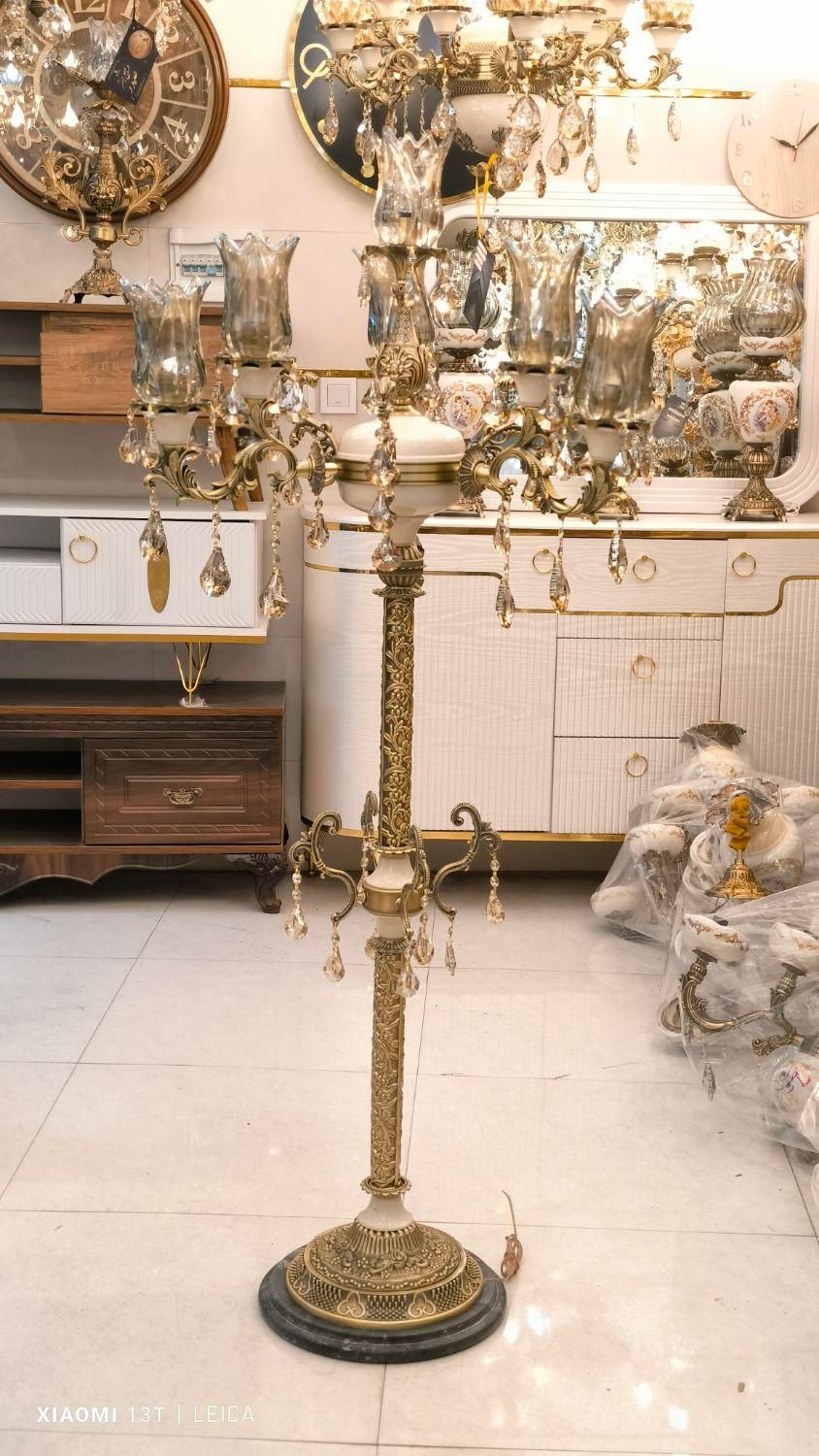 کنار سالنی آباژور ایستاده لوستری 7 لامپه (لوستر)|چراغ خواب و آباژور|تبریز, |دیوار