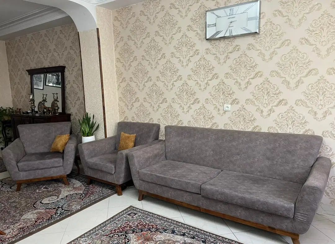 مبل ۵ نفره سالم|مبلمان خانگی و میز عسلی|کرج, باغستان|دیوار