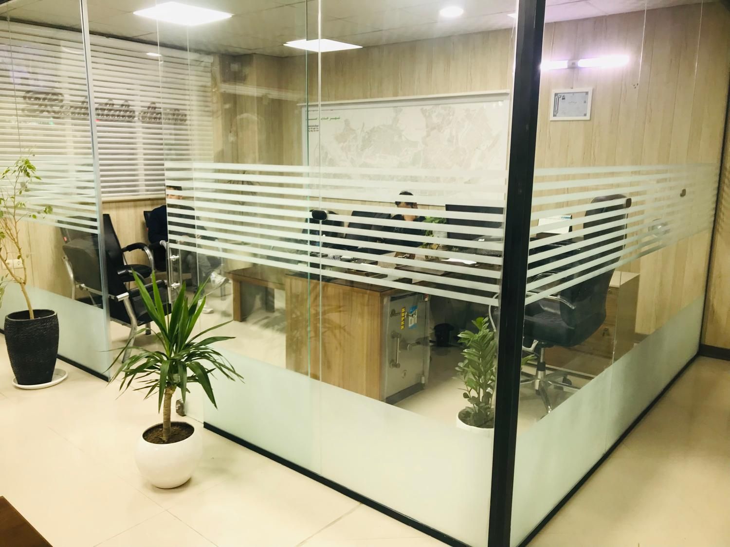 شیشه سکوریت-درب اتومات -کرکره برقی-مستر-نرده شیشه|خدمات پیشه و مهارت|شیراز, ریشمک|دیوار