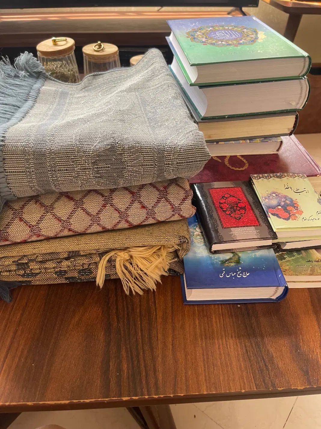 تعدادی قران و کتاب مذهبی و سجاده ترک|کتاب و مجله تاریخی|تهران, دزاشیب|دیوار