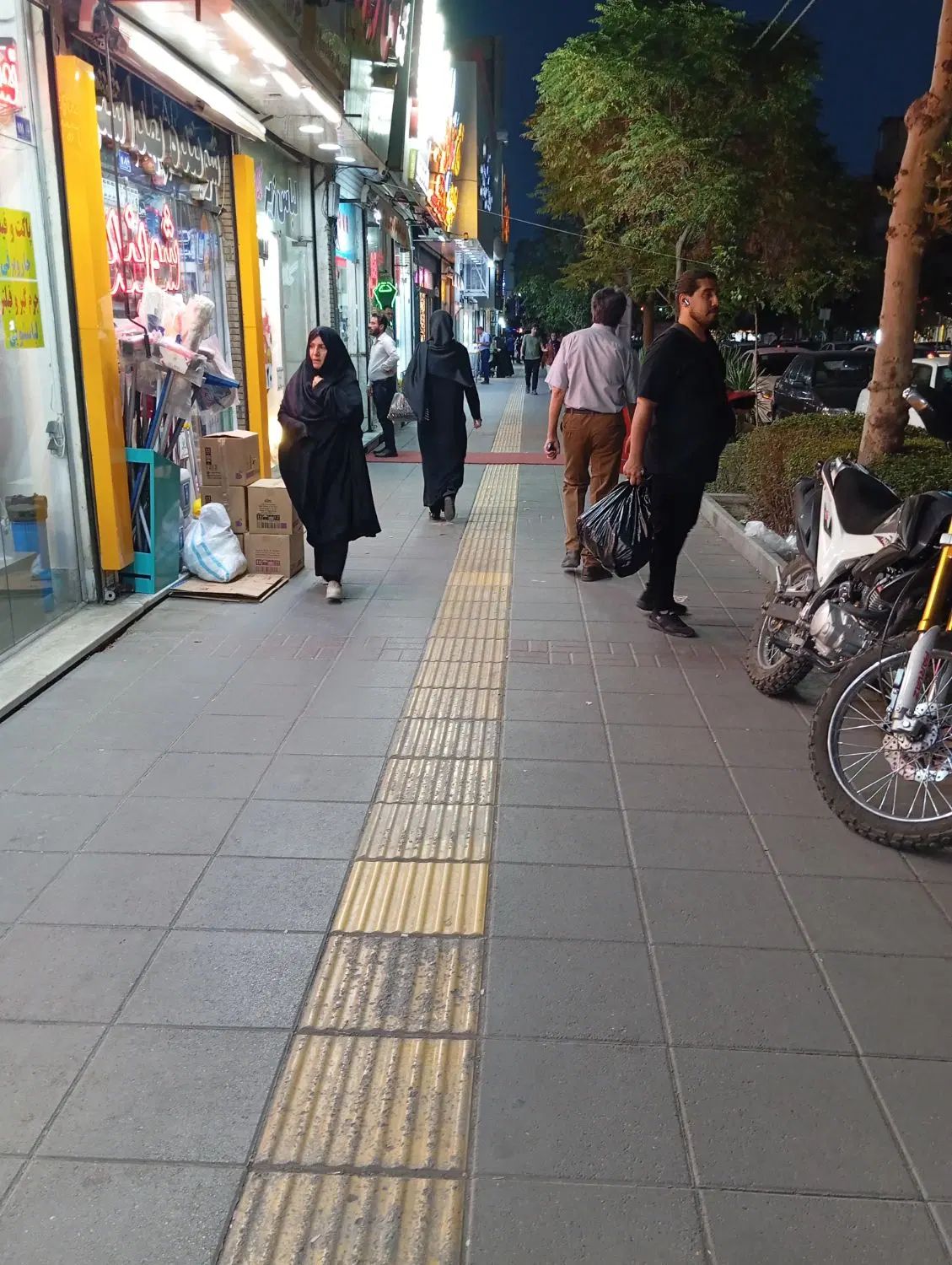 ۱۲۰ متر مغازه / چهاراه ورزش / تاپ لوکیشن|اجارهٔ مغازه و غرفه|مشهد, شهرک رازی (شهرک غرب)|دیوار
