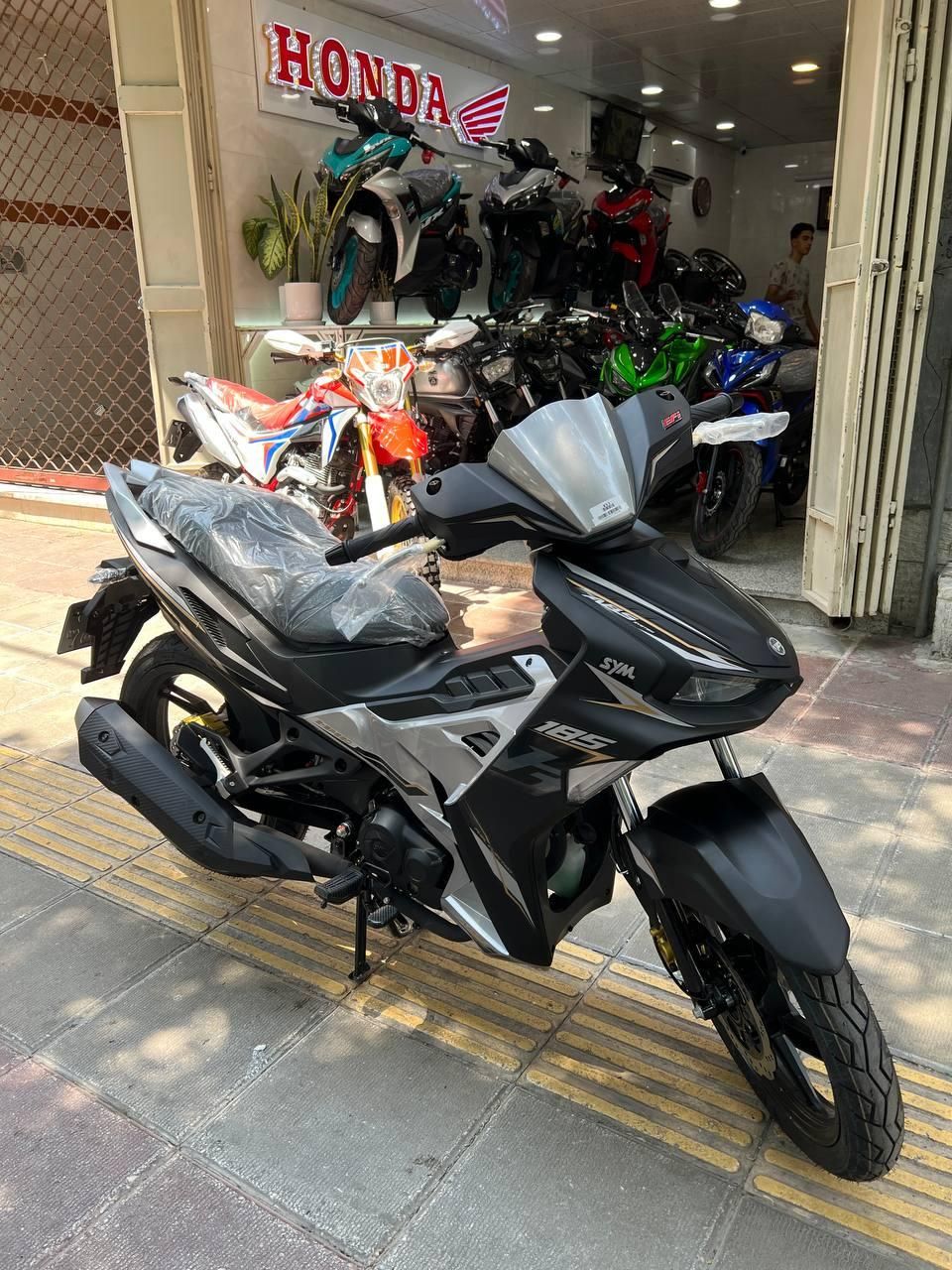 لاکی 185CC Vf3 مدل۱۴۰۴ وینر آپاچی بنلی ns RS|موتورسیکلت|اصفهان, لاله|دیوار