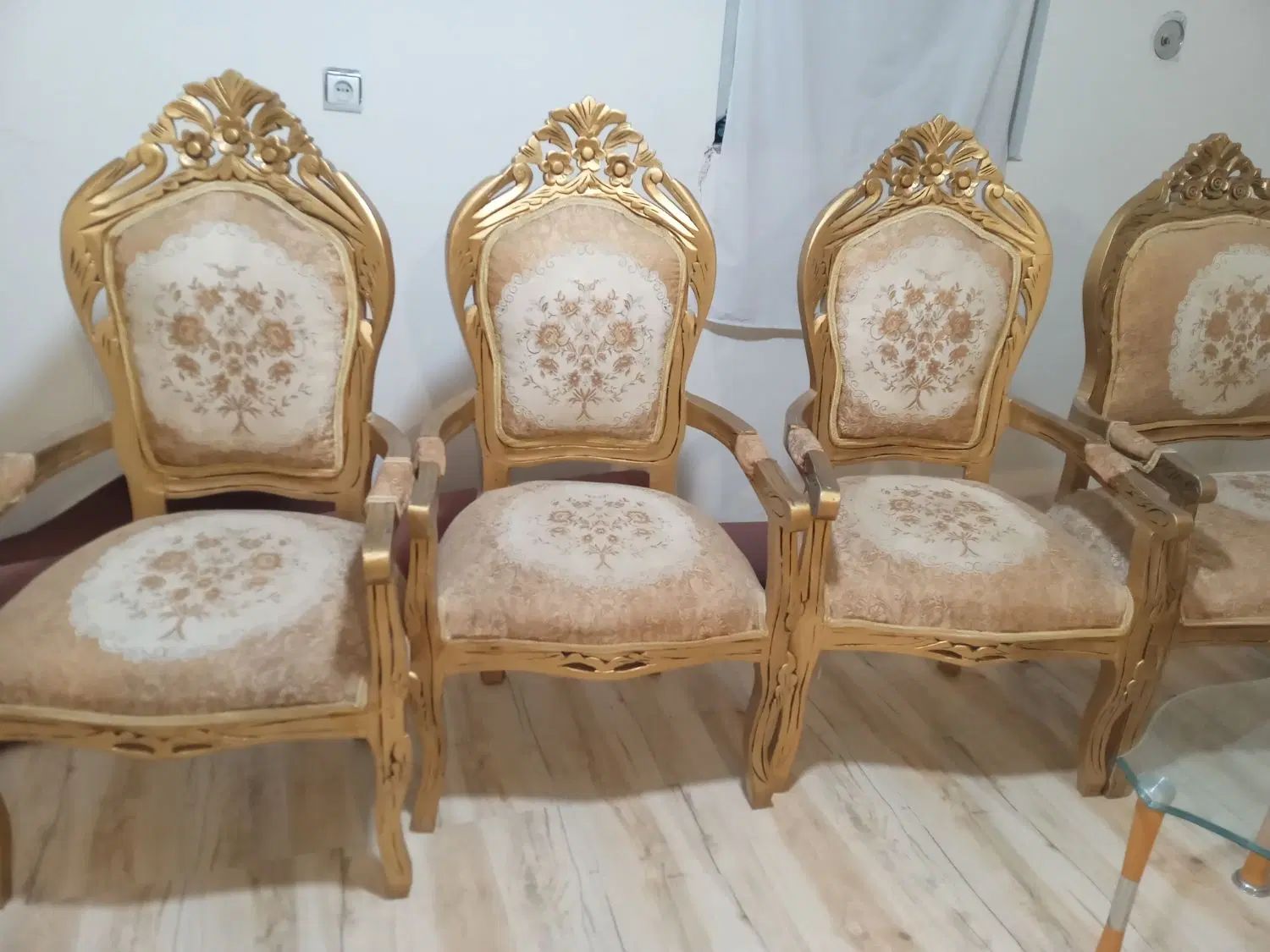 یک دست مبل سلطنتی کاملا سالم ۹نفره همراه با۴ میزا|مبلمان خانگی و میز عسلی|کرمانشاه, |دیوار