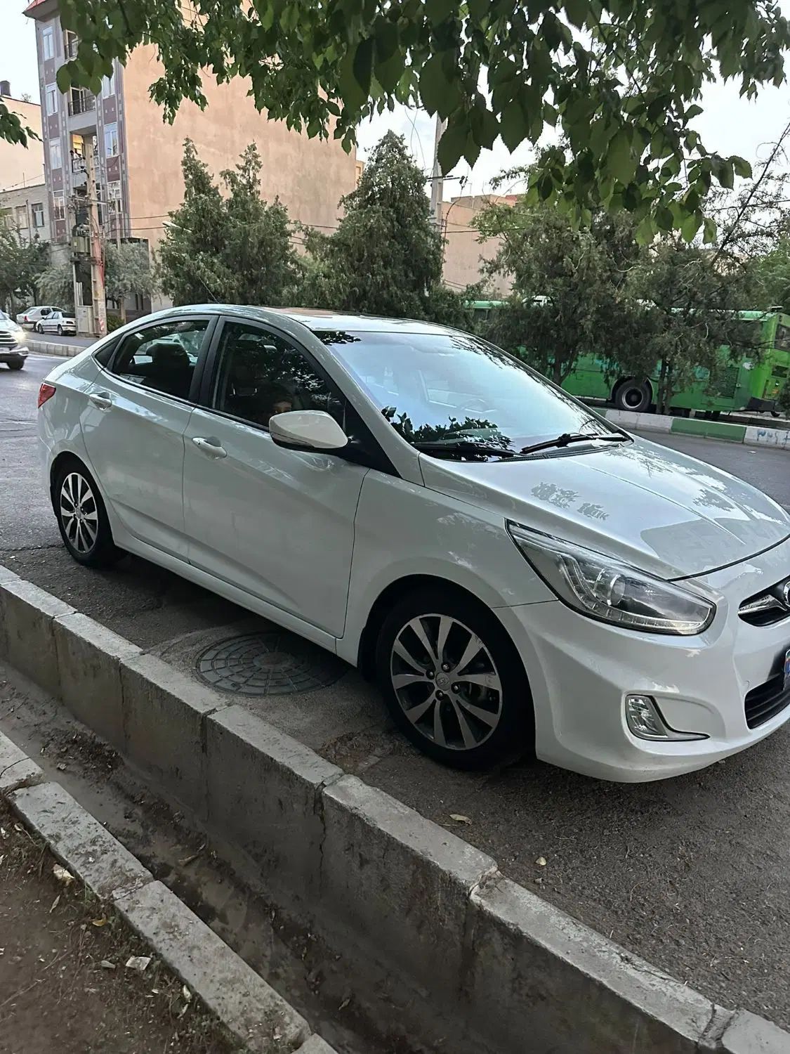 هیوندا اکسنت بلو|خودرو سواری و وانت|تهران, درختی|دیوار