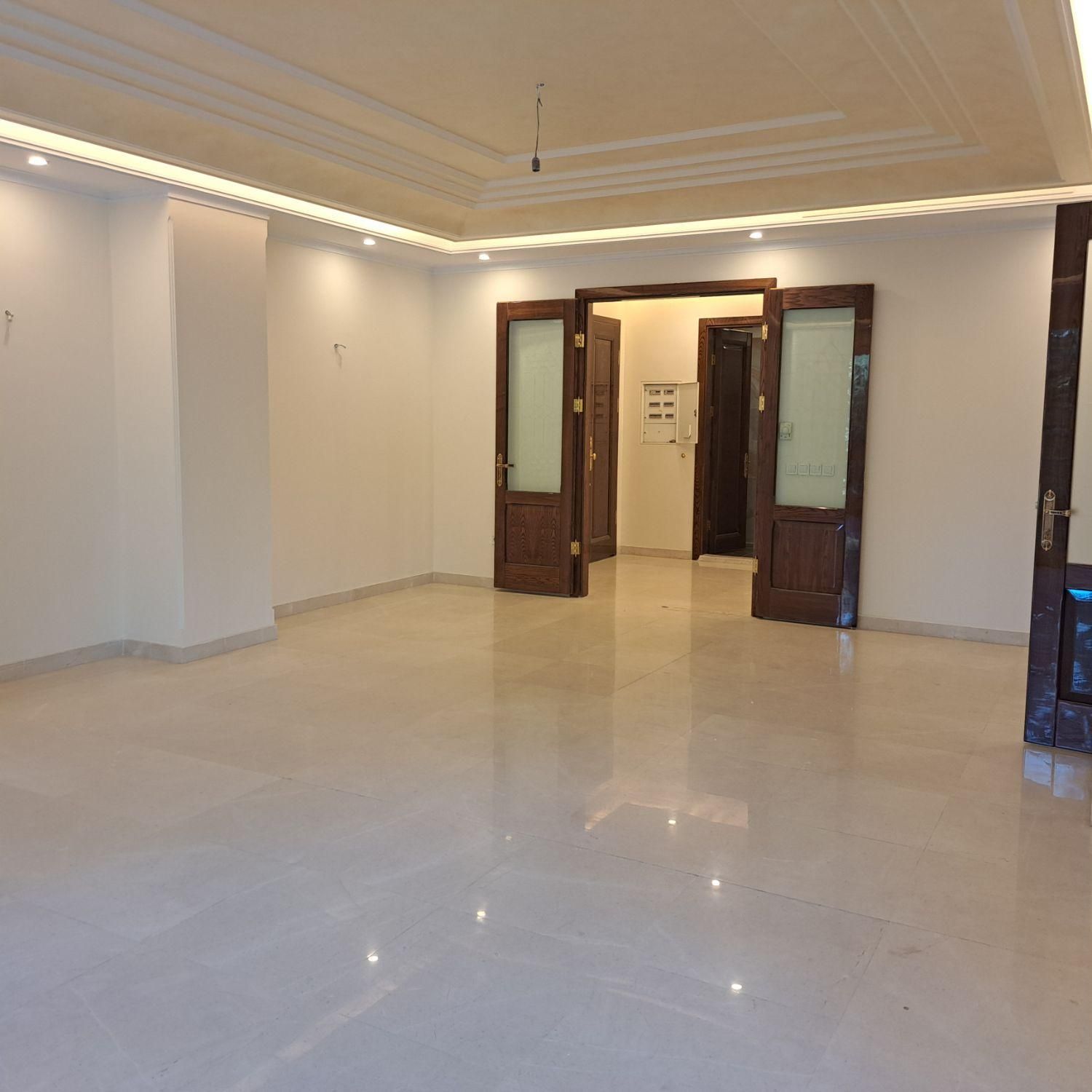 ۳۷۰ متری ۴ خوابه برج باغ  مشجر تراس بزرگ در فرشته