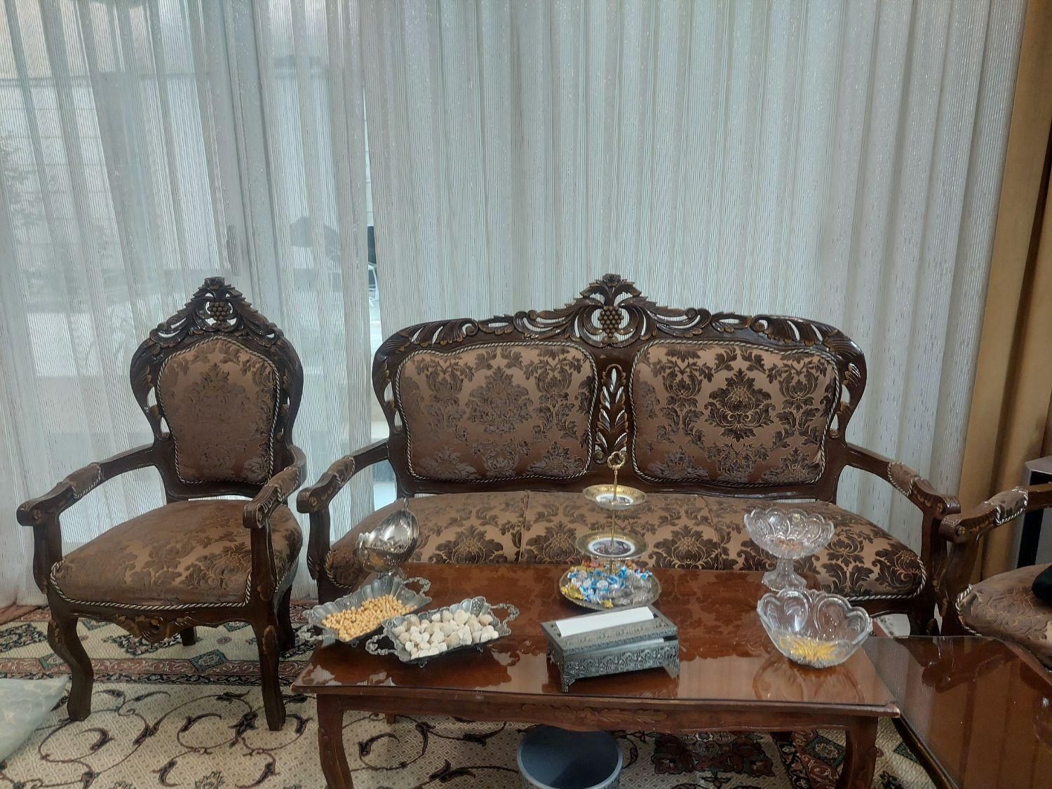 یک دست مبل سلطنتی ۹نفره خیلی تمیز با میز|مبلمان خانگی و میز عسلی|اصفهان, شیخ طوسی|دیوار