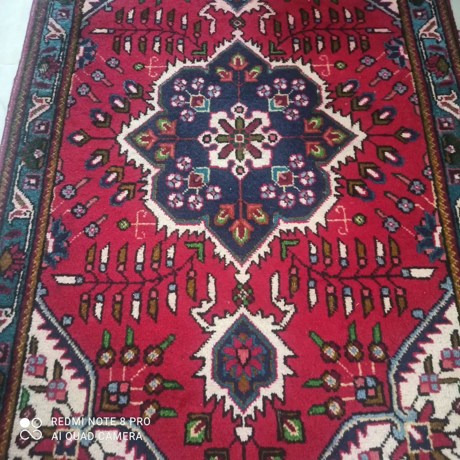 یک قالیچه دستباف و یک ماشینی|فرش|مشهد, هفت تیر (آب و برق)|دیوار