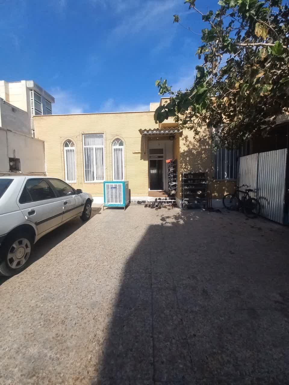 نزدیک به حرم مطهر،مناسب اقامتگاه و هتل سازی|فروش خانه و ویلا|قم, ارم|دیوار