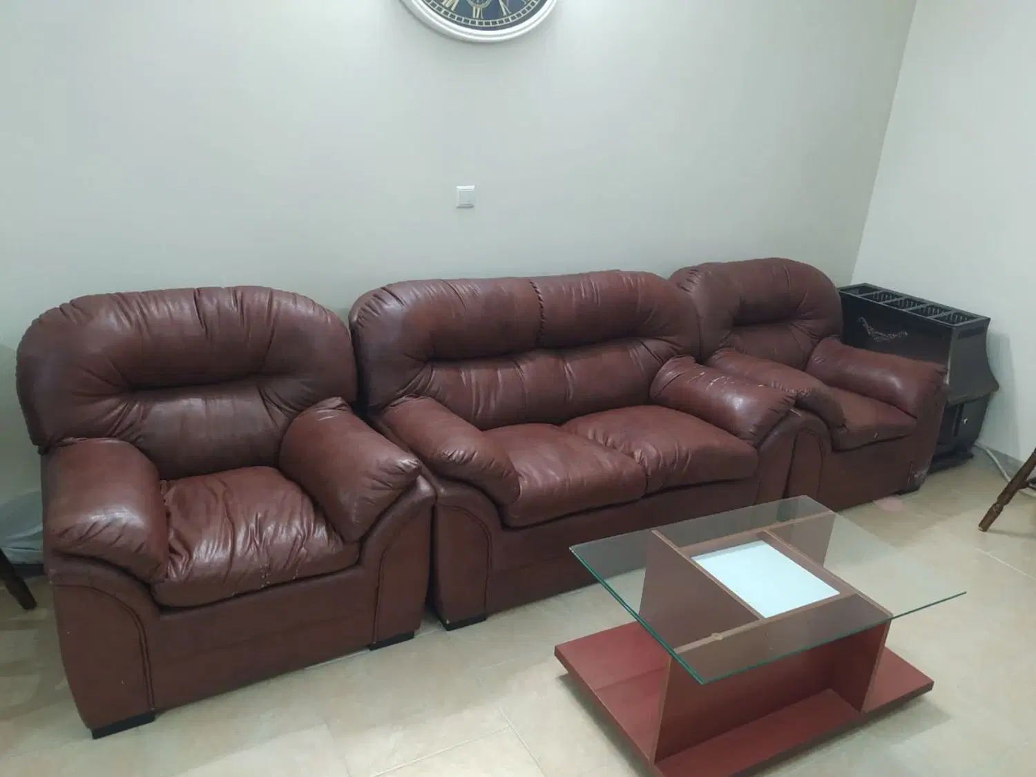 مبلمان چرم هفت نفره ب همراه میز و دو تا عسلی|مبلمان خانگی و میز عسلی|هشتگرد, فاز ۷ مهستان|دیوار