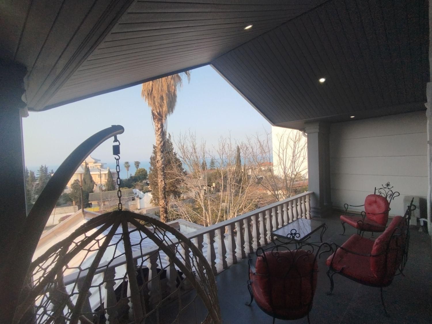 ویلای ۴ خوابه ساحلی استخردار|اجارهٔ کوتاه‌مدت ویلا و باغ|چالوس, |دیوار