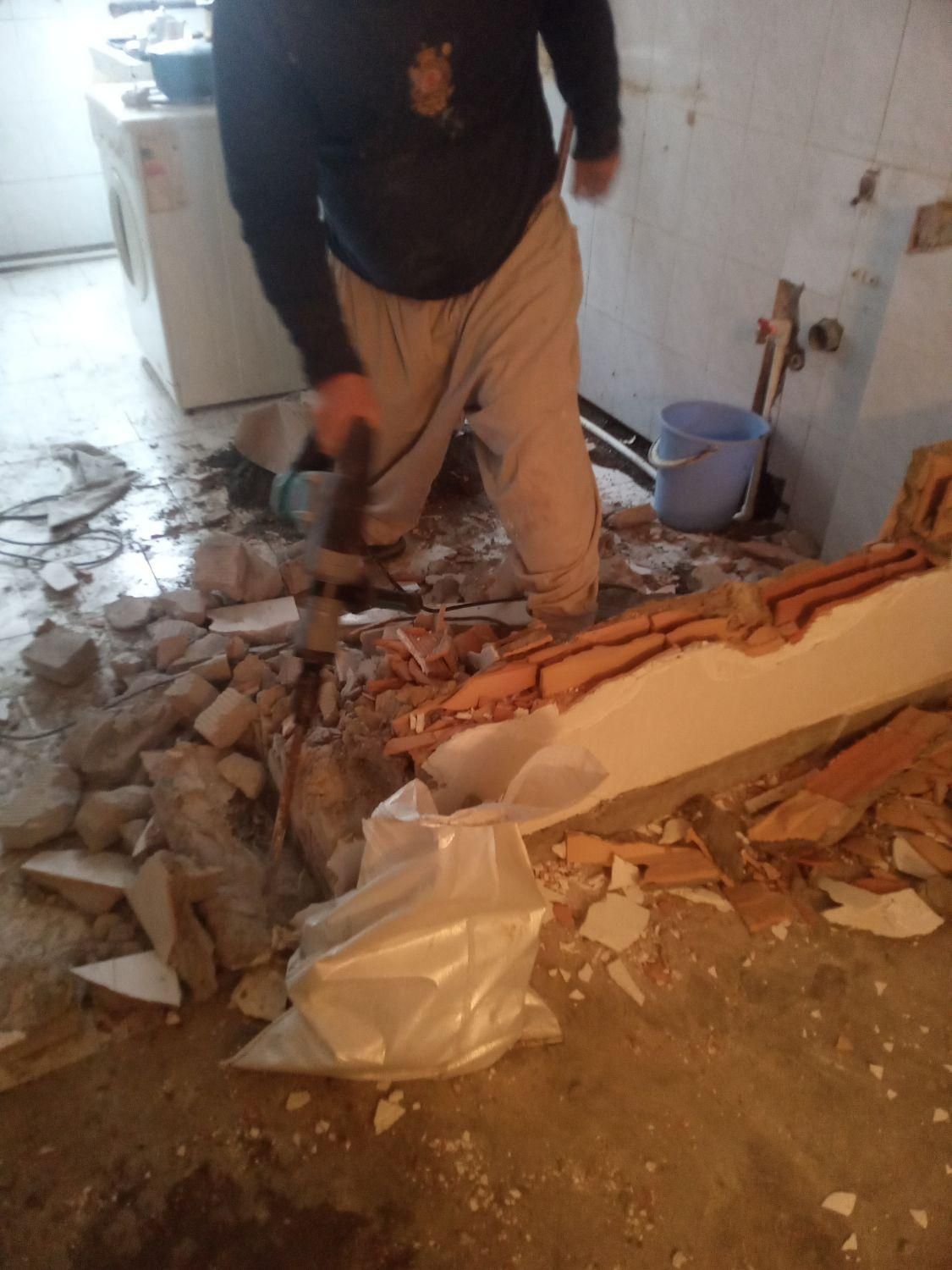 تخریب وکنده کاری .بنایی ودیوارچینی بلوک ،پی کنی|خدمات پیشه و مهارت|رشت, استادسرا|دیوار