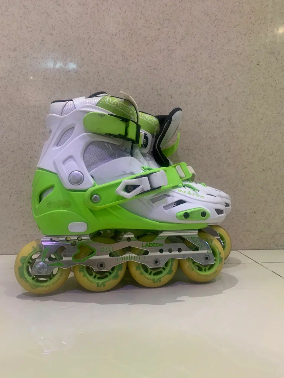 کفش اسکیت Labeda به همراه کیف و کلاه و لوازم ایمنی|دوچرخه، اسکیت، اسکوتر|تهران, زعفرانیه|دیوار