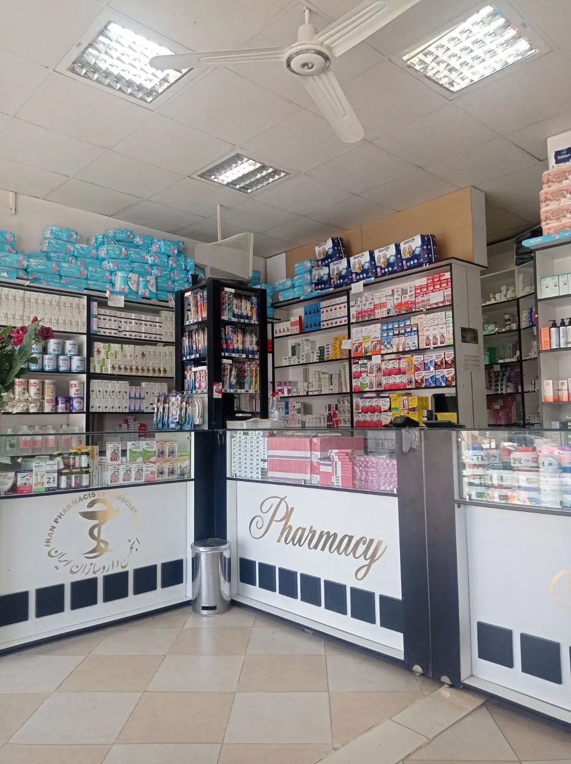 داروخانه قانعی واقع در خیابان سعدی جنب کوچه حسینیه|اجارهٔ مغازه و غرفه|گناباد, |دیوار