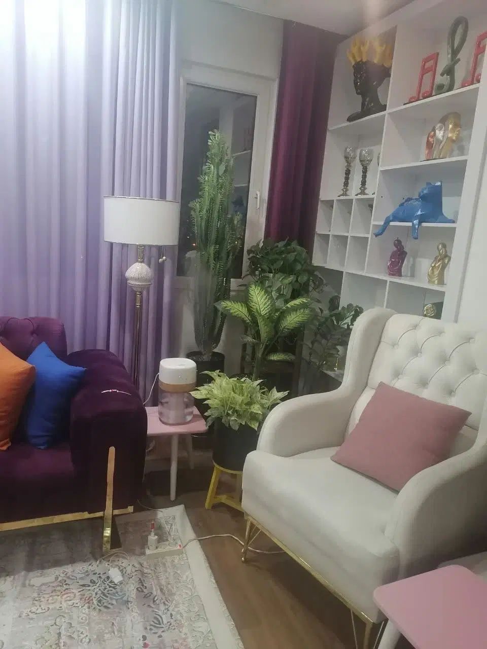 فروش مبل لمسه ۷نفره رنگ ترکیبی سفید و بنفش درحد نو|مبلمان خانگی و میز عسلی|زاهدان, |دیوار