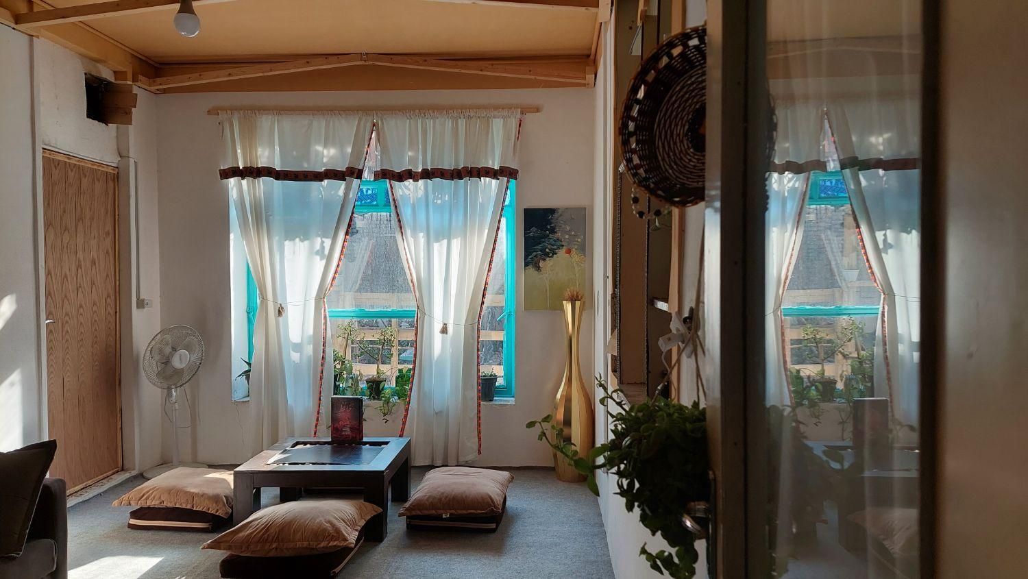 اتاق مستقل سوئیت همکف دسترسی به حیاط|اجارهٔ کوتاهمدت ویلا و باغ|مشهد, ولیعصر (شهرک غرب)|دیوار