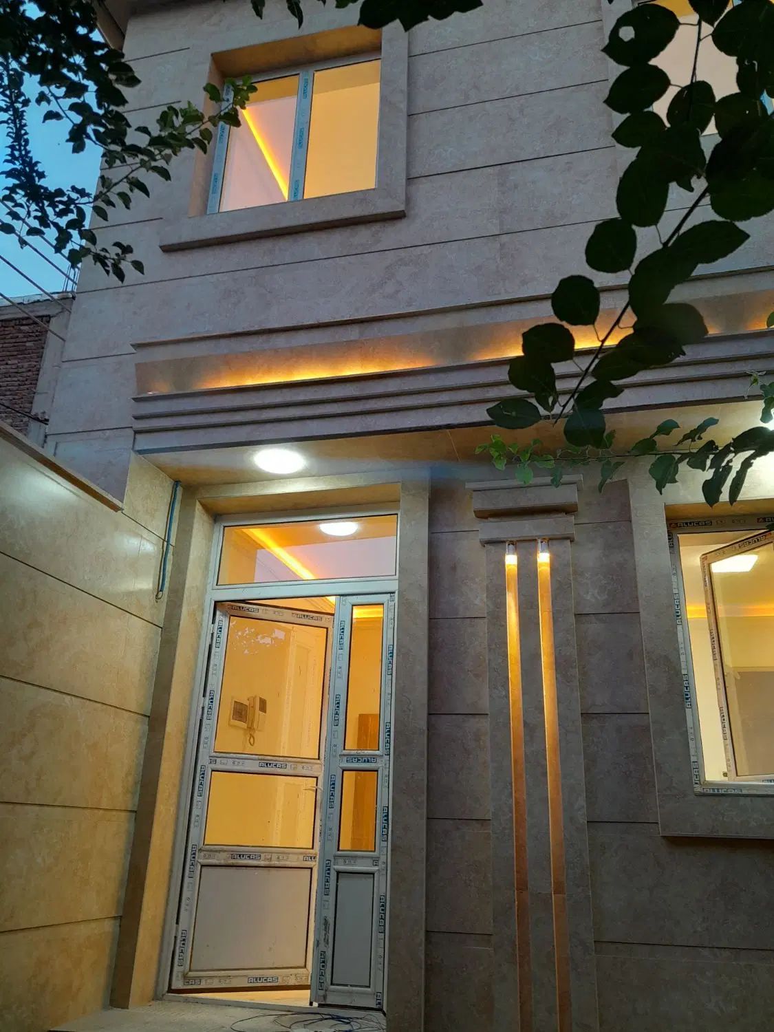 فروش ساختمان۳طبقه مجزاوسرویس کامل۲ نبش غرق درنور|فروش خانه و ویلا|مراغه, |دیوار