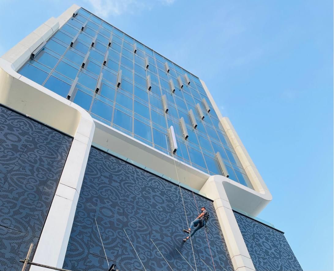 شرکت کار در ارتفاع(راپِل) پیچ رولپلاک نما با طناب|خدمات پیشه و مهارت|تبریز, |دیوار