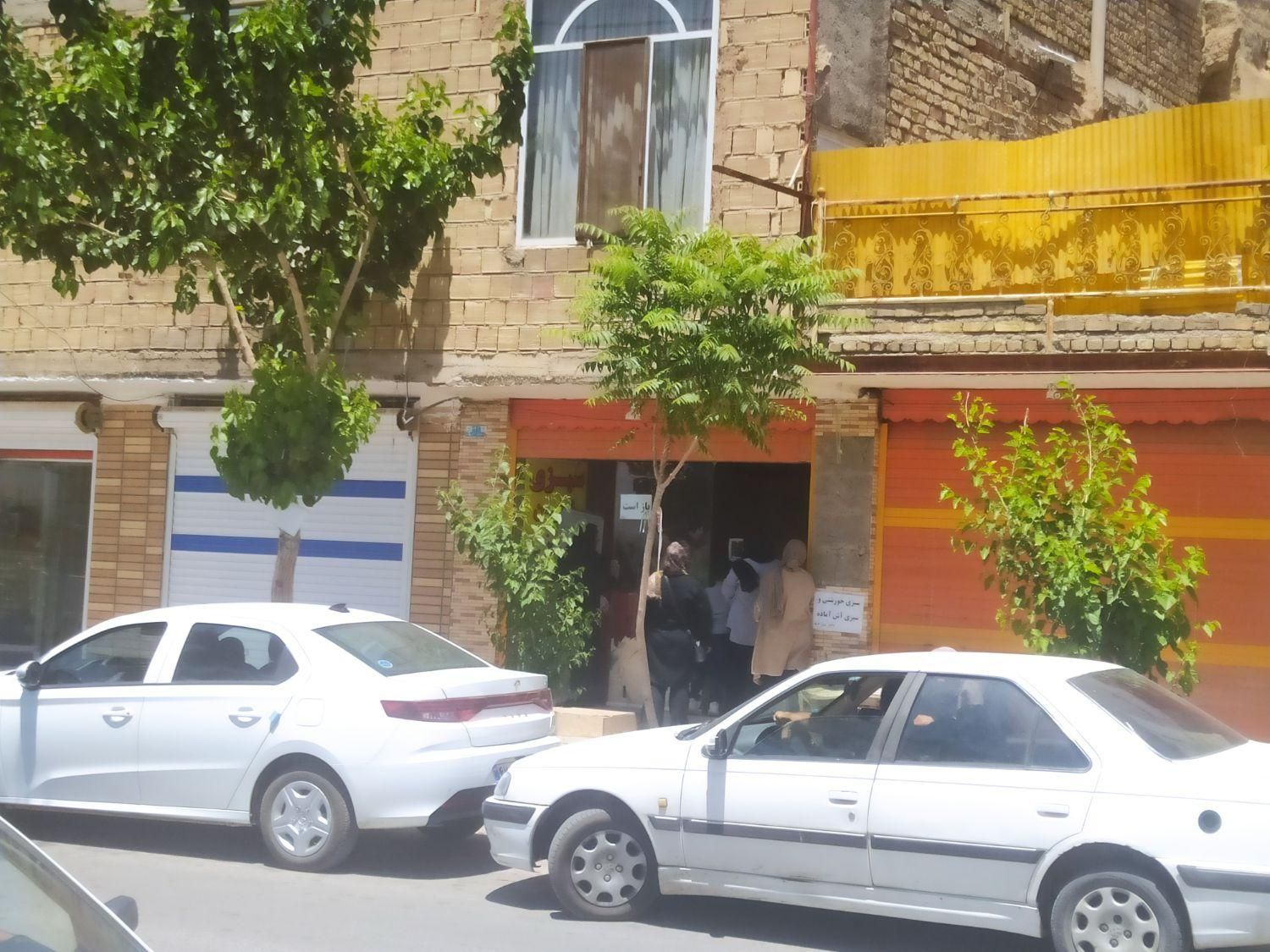 نیازمند فروشنده خانم سبزی فروش چمگردان|استخدام بازاریابی و فروش|لنجان, |دیوار